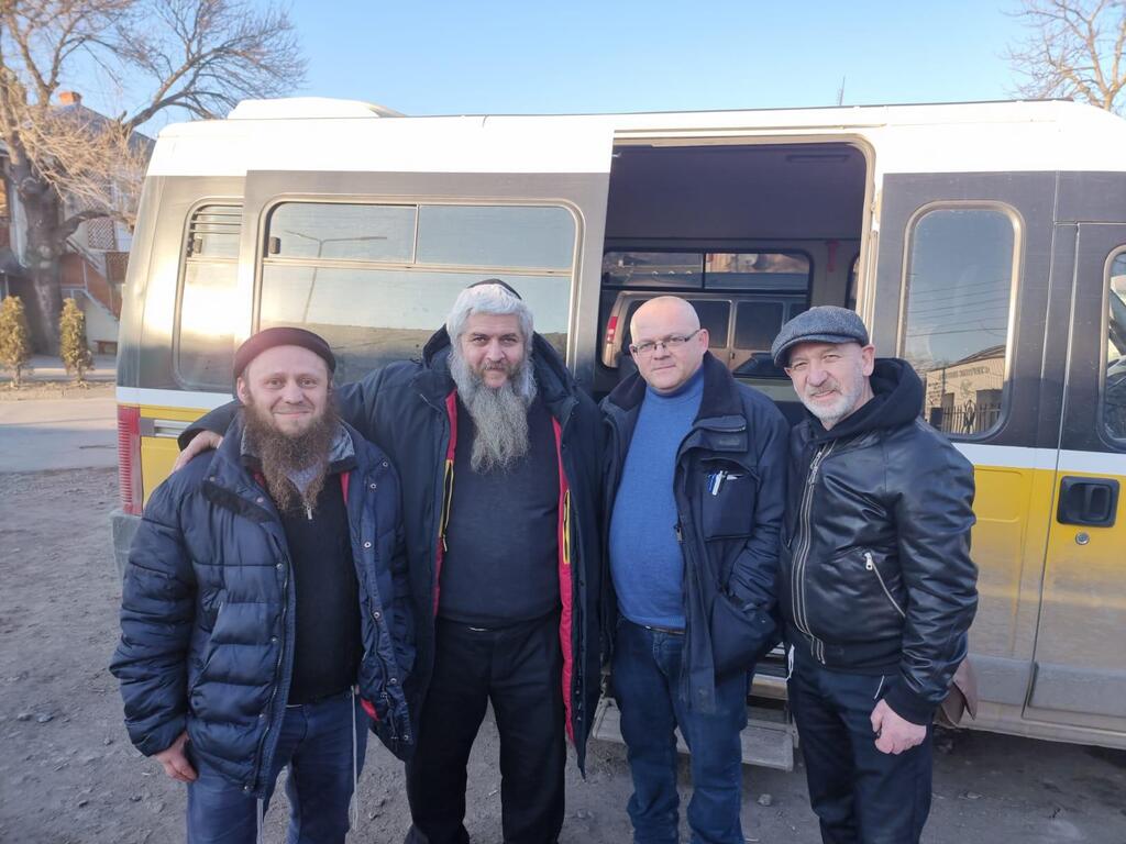 אדוארד דוקס עם הרב משה ראובן אסמן ועוזריו לאחר מסירת סיוע הומניטרי להגשת עזרה ראשונה על אדמת אוקראינה