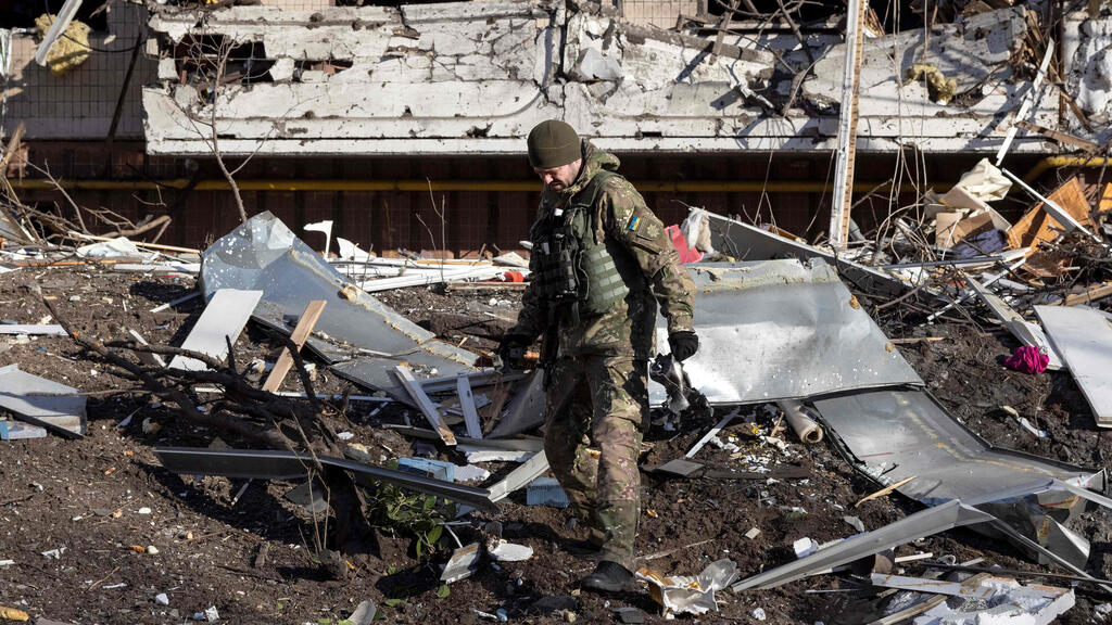 קייב חייל אוקראיני בודק הריסות מבנה נפגע בהפצצה הפגזה ה רוסית משבר מלחמה רוסיה אוקראינה 