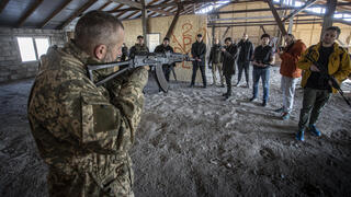 האזרחים האוקראינים שמתאמנים בלוחמה בשטח בנוי לקראת הלחימה עם רוסיה