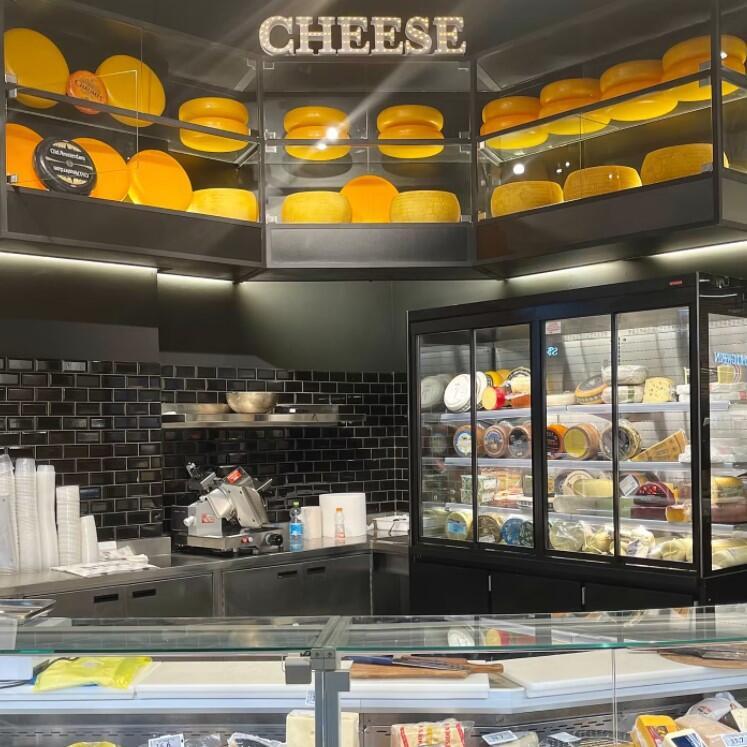 Отдел сыров в филиале сети CANCUN 
