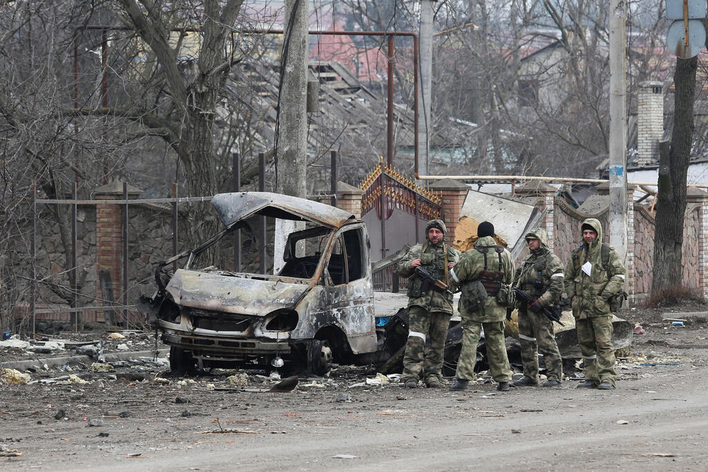 Pro-Russians soldiers (Photo: Reuters) חיילים רוסים במחוז דונייצק