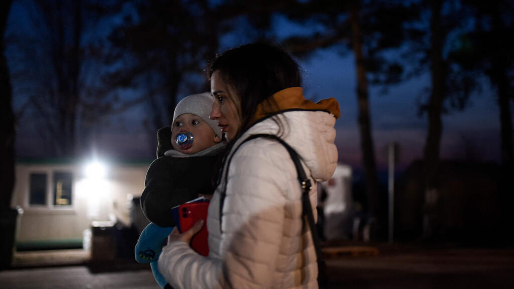 פליטים מ אוקראינה ב גבול רומניה