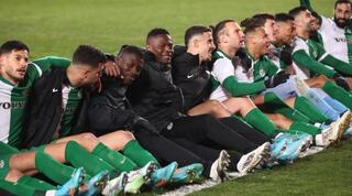 שחקני מכבי חיפה חוגגים