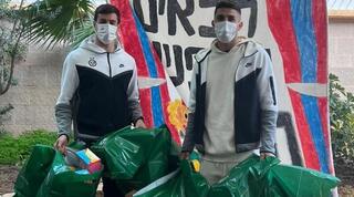 אורי דהן וג'וש כהן עם משלוחי המנות