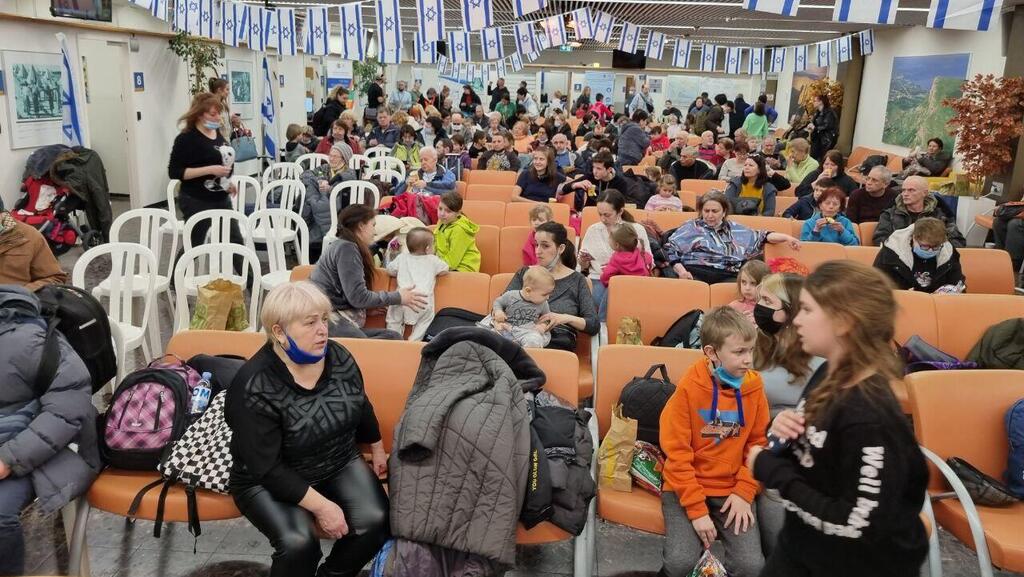 עולים חדשים במתחם משרד העלייה והקליטה בנתב"ג