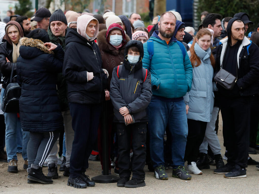 אוקראינה אנשים ש ברחו מ אוקראינה ל בלגיה ב עקבות פלישת רוסיה עומדים ב תור מחוץ ל משרד ה הגירה ב בריסל משבר מלחמה רוסיה אוקראינה 