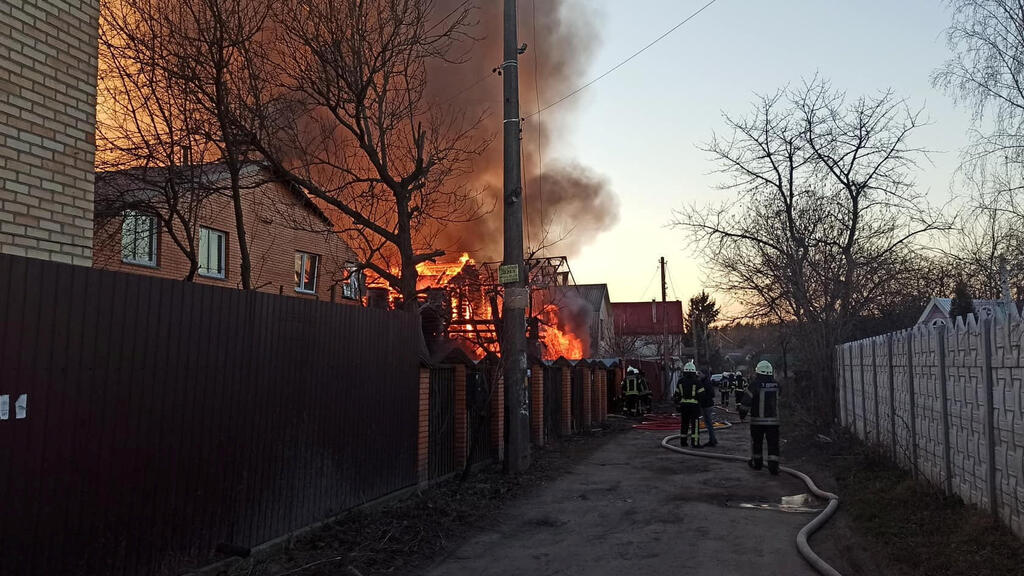 אש עשן כוחות הצלה מבנה מבנים נזק הרס מ הפגזות התקפות ב קייב אוקראינה מלחמה באירופה משבר פלישה רוסיה