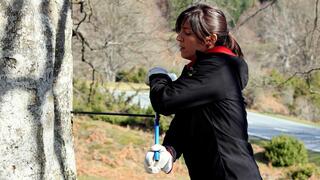 ד"ר אדורנה מרטינז דל קסטיו אוספת דגימות מגזע של עץ אשור בצפון ספרד