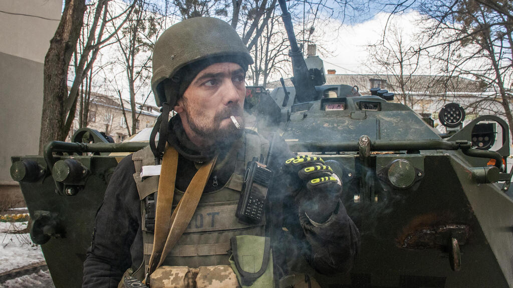 צבא חייל אוקראיני ליד טנק נגמ"ש ב חרקוב אוקראינה מלחמה באירופה משבר פלישה רוסיה
