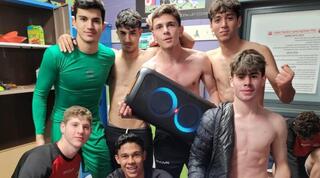 שחקני הפועל רעננה עם רמקול בידיים אחרי הניצחון