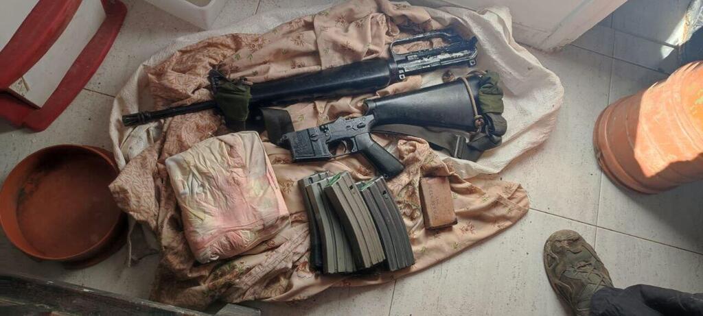 A deconstructed M-16 rifle seized in Kfar Kana in the Galilee (Photo: Israel Police) רובה m16 שהוסלק על ידי אישה בת 72 בכפר כנא