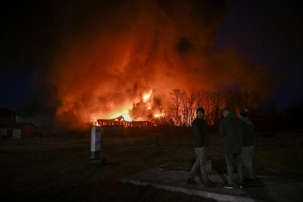 שריפה להבות אש עשן ב מחסן לאחר הפגזות תקיפות ב קייב אוקראינה מלחמה באירופה משבר רוסיה פלישה