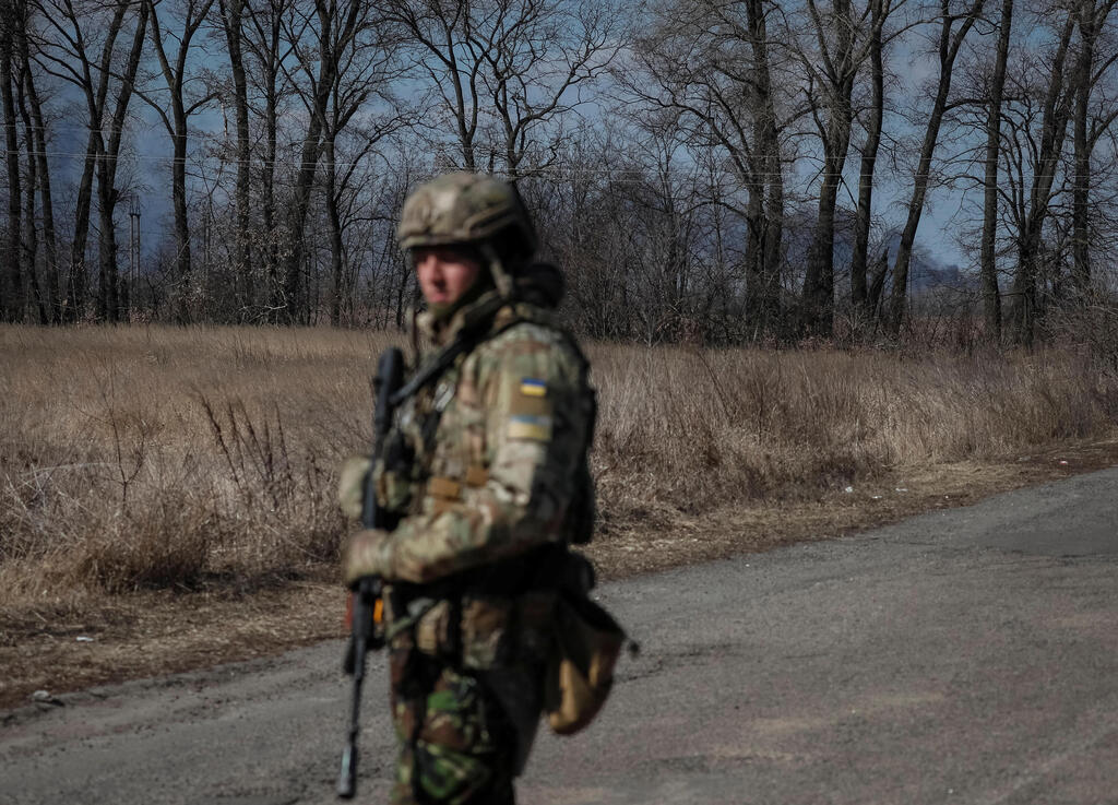 צבא חייל אוקראיני בקו החזית באזור צפון קייב אוקראינה מלחמה באירופה משבר פלישה רוסיה