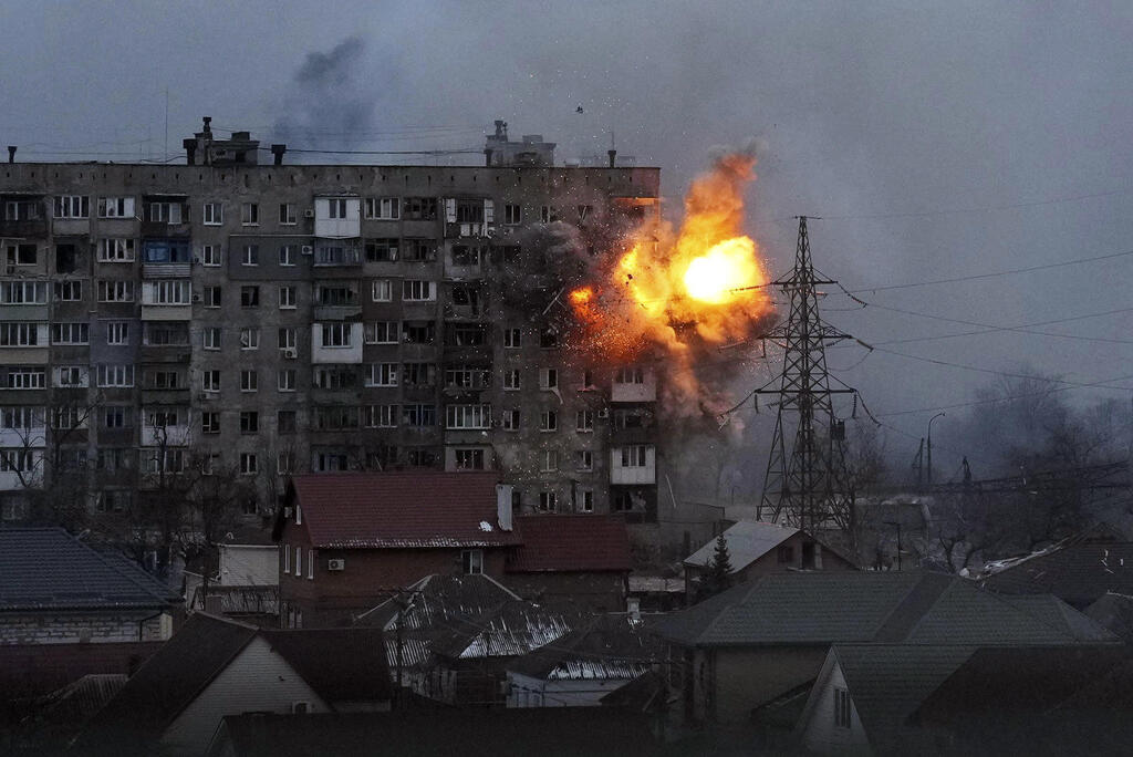A building in Mariupol takes a direct hit from Russian fire 