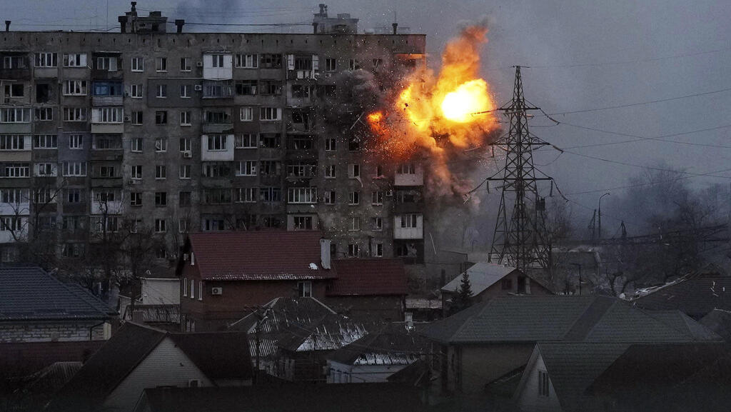 A building in Mariupol takes a direct hit from Russian fire 