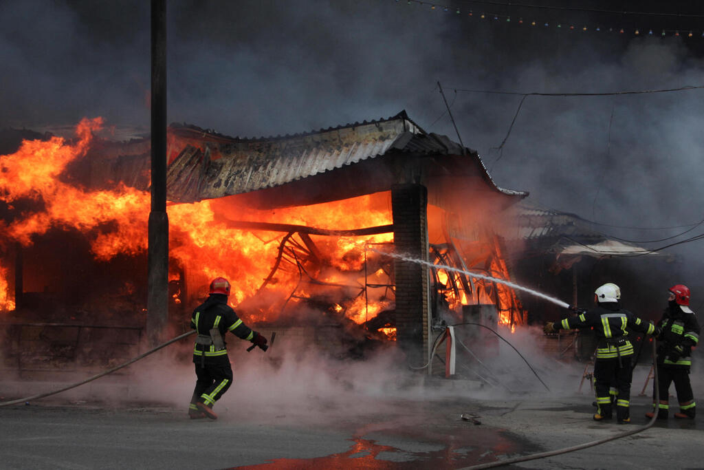 להבות אש עשן ב שוק Barabashovo מ הפגזות תקיפות הרס נזק ב חרקוב אוקראינה מלחמה באירופה משבר רוסיה פלישה