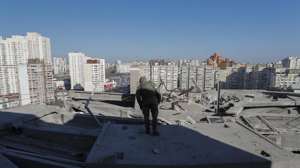 קייב- חיילים בוחנים בניין שנפגע בהפצצה  