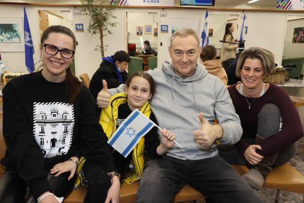 Alexander Postol and family arrive in Israel (Photo: Yariv Katz) Alexander Postol and family arrive in Israel