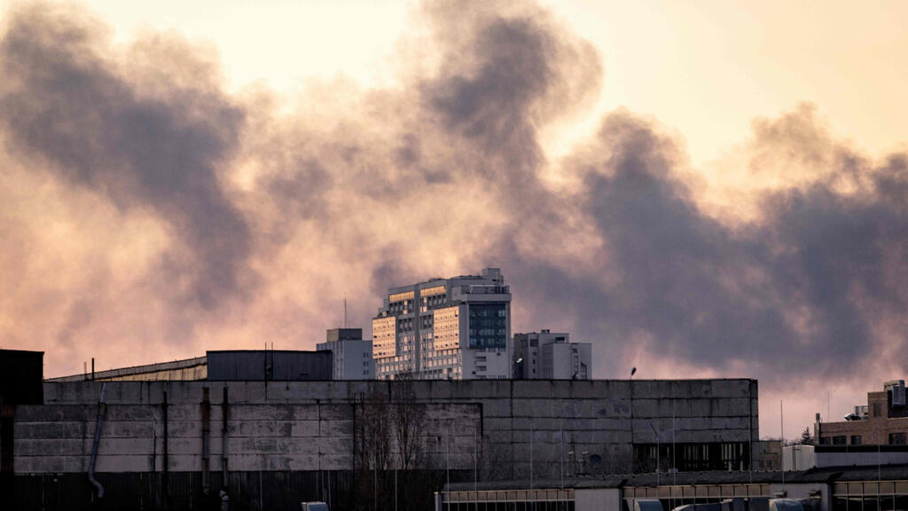 עשן הפצצות הפצצה הפגזות ב קייב אוקראינה מלחמה באירופה משבר פלישה רוסיה