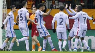 אובמיאנג חוגג עם שחקני ברצלונה