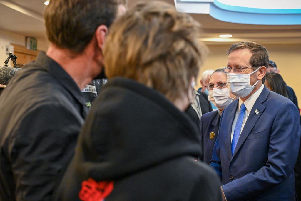 Репатрианты из Украины на встрече с Ицхаком Герцогом (Фото: Коби Гидеон, ЛААМ) העולים החדשים עם יצחק ומיכל הרצוג