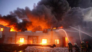 כבאים כוחות הצלה להבות אש עשן הפגזות תקיפות הרס נזק ב קייב אוקראינה מלחמה באירופה משבר רוסיה פלישה