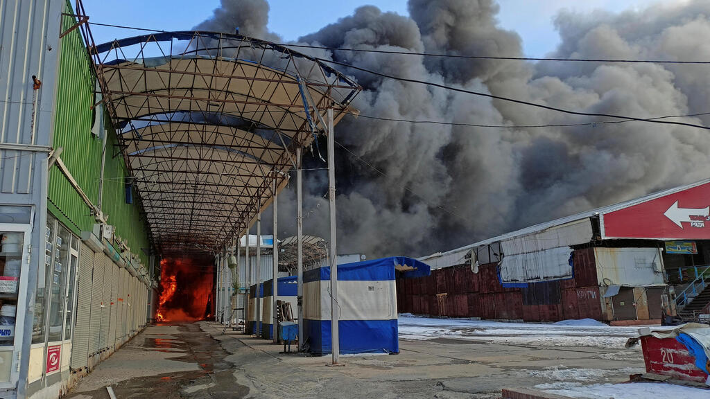 שריפה אש עשן ב שוק Barabashovo מ הפגזות תקיפות הרס נזק ב חרקוב אוקראינה מלחמה באירופה משבר רוסיה פלישה