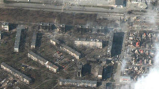 תמונת לווין מקסר מריופול הרס שריפה אש עשן מבנה מגורים משבר מלחמה רוסיה אוקראינה 