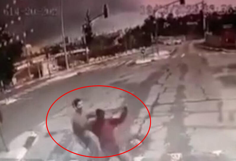 תיעוד אירוע הדקירה בסמוך למתחם התחנה ממצלמת רכב