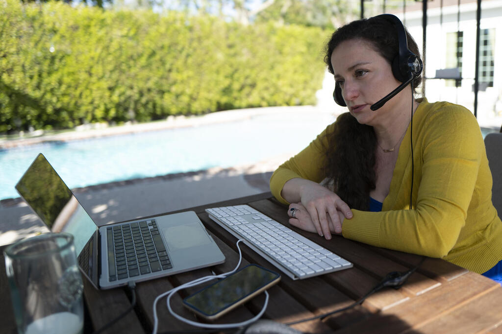 Julia Entin sits at her computer at her backyard office, coordinating efforts to rescue Holocaust survivors in Ukraine, March 14, 2022, in Los Angeles, CA (Photo: AP) Julia Entin sits at her computer at her backyard office, coordinating efforts to rescue Holocaust survivors in Ukraine, March 14, 2022, in Los Angeles, CA