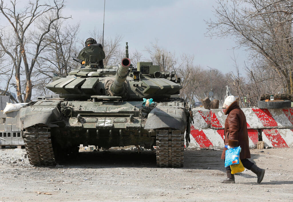 Russian tank, in Mariupol, Ukraine (Photo: Reuters) טנק רוסי במריופול