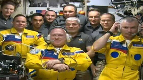הקוסמונאוטים הרוסים בצהוב עם שאר חברי צוות התחנה