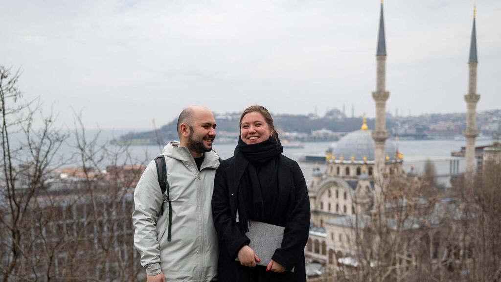 Жюли и Рамиль - одни из многих покинувших Россию (Фото: AFP) ג'ולי ו רמיל עזבו את רוסיה ל טורקיה בגלל ה מלחמה