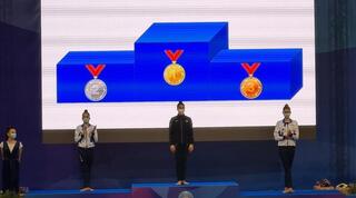 דריה אטמנוב ומישל סגל על הפודיום