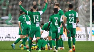 שחקני מכבי חיפה חוגגים