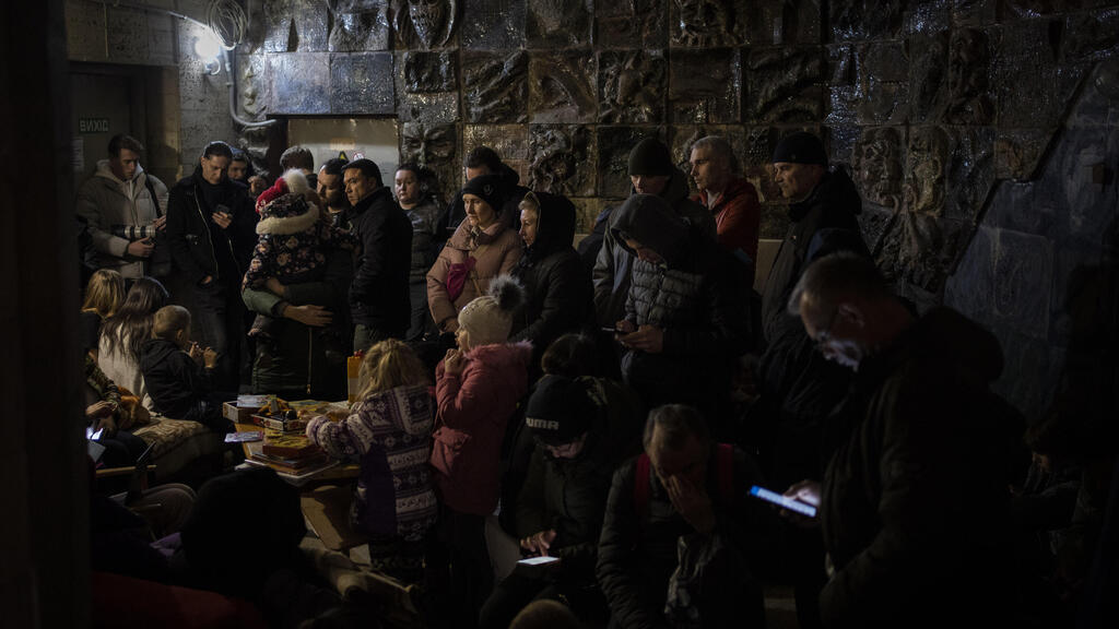 מערב אוקראינה תושבים ב מקלט בעיר לבוב בזמן תקיפה אווירית באזור