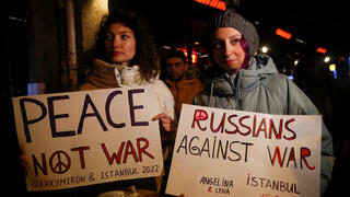רוסים ב טורקיה איסטנבול לפני הופעה של ה ראפר אוקסימירון נגד ה מלחמה ב אוקראינה