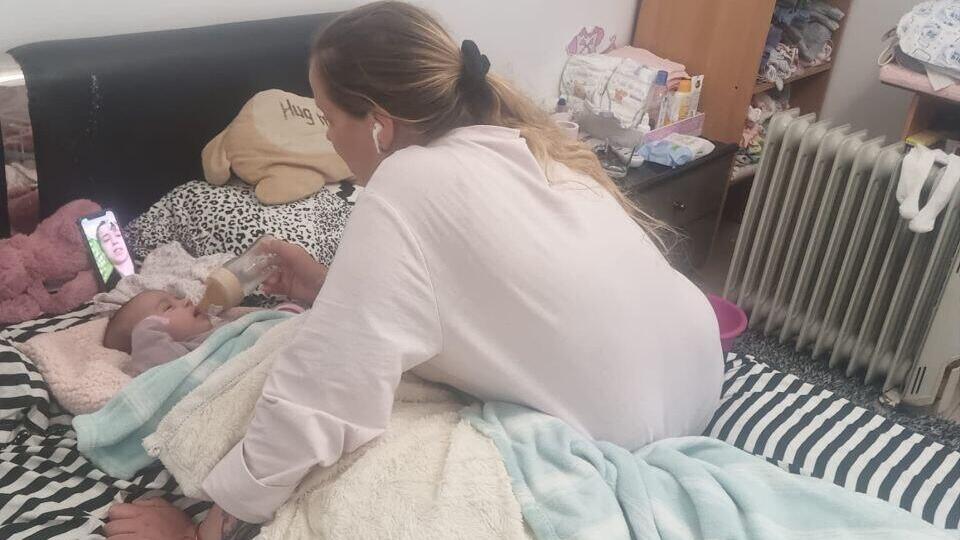 גנילה והתינוקת מדברת עם רוקסלנה שבאוקראינה