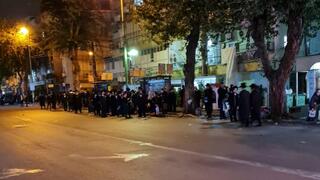שעות אחרי הלוויית הרב קנייבסקי - מאות אנשים מחכים לאוטובוס הביתה