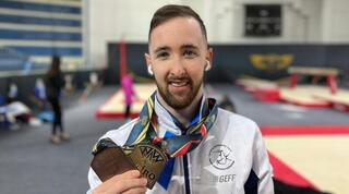 ארטיום דולגופיאט עם המדליות  (מערכת ONE)