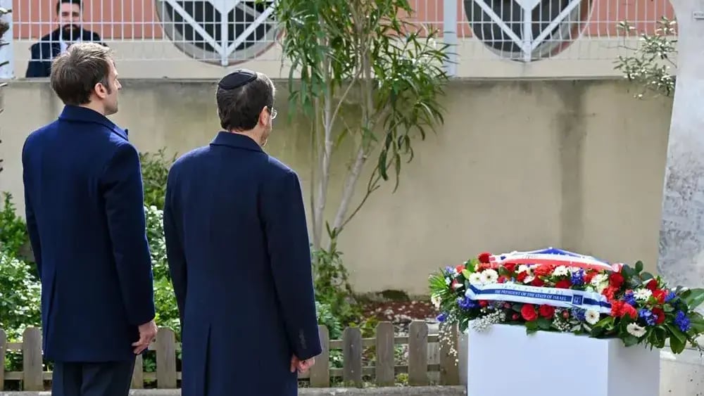 President Isaac Herzog and French President Emmanuel Macron lay a wreath at the monument commemorating the victims of the Toulouse terrorist attack