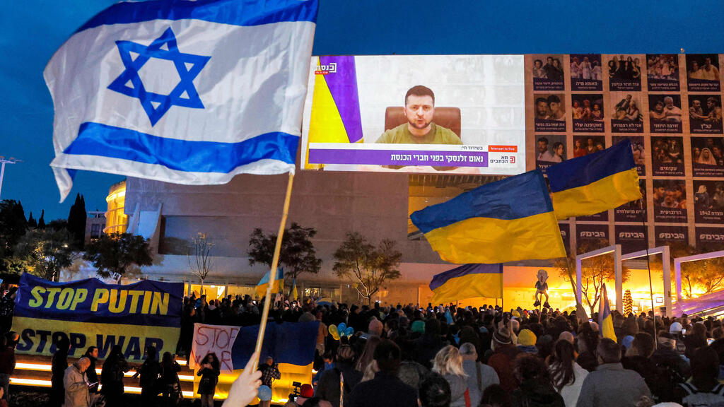 הקרנה פומבית של נאום זלנסקי בכיכר הבימה בתל אביב