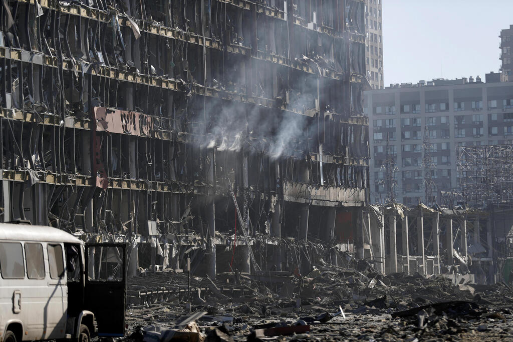 אוקראינה קייב מרכז קניות קניון הורס הופצץ הופגז מלחמה רוסיה