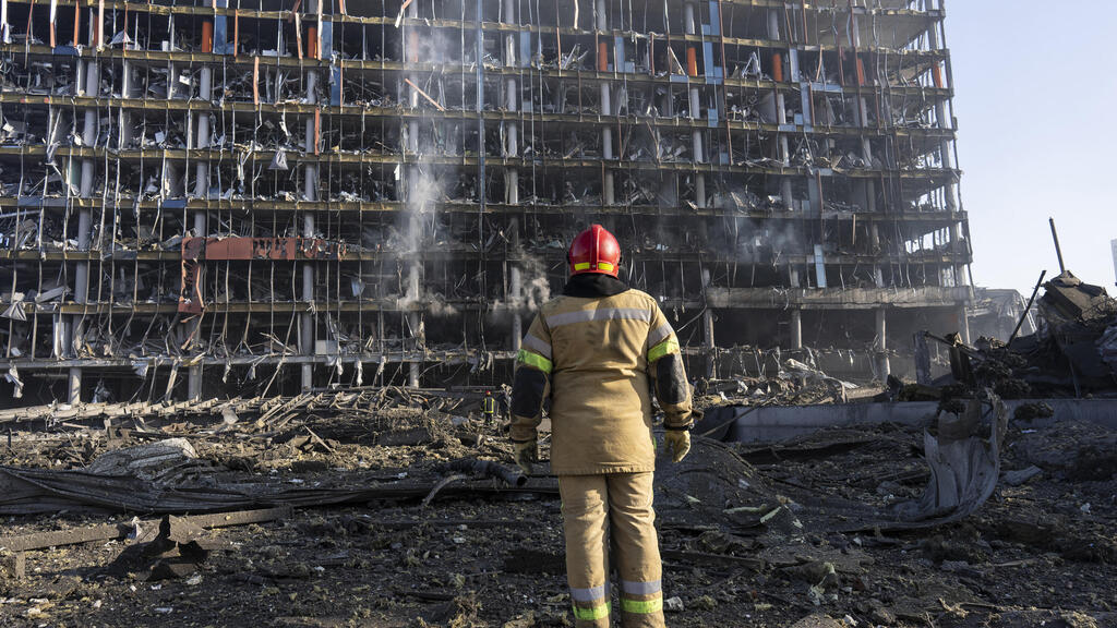 קייב  הרס הריסות  עשן שריפה כבאים בפצצה מרכז קניות משבר מלחמה רוסיה אוקראינה משבר מלחמה רוסיה אוקראינה 