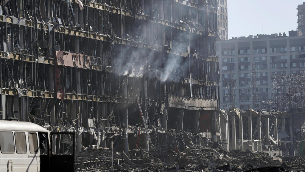 A Kyiv shopping center destroyed by Russian bombing (Photo: AP ) הריסות במרכז קניות בקייב שריפה משבר מלחמה רוסיה אוקראינה
