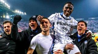 השחקנים מניפים את מוסטפא סיסה