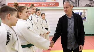 חילי טרופר מבקר את הספורטאים האוקראינים