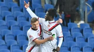 אילוז' יאו עם תנועה מגונה לאוהדים