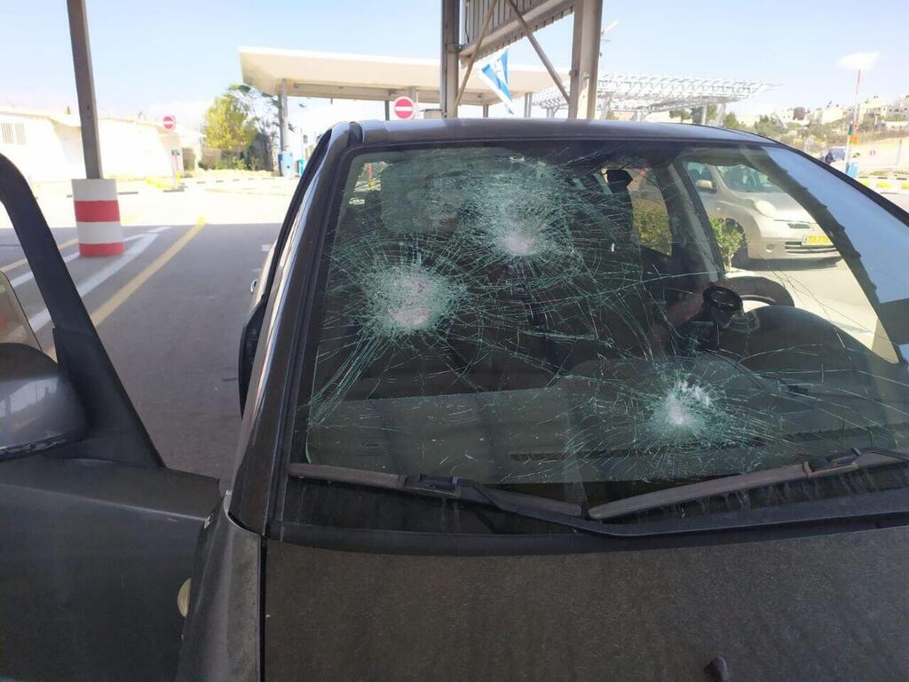 הרכב המנופץ (צילום: הצלה ללא גבולות) הרכב המנופץ