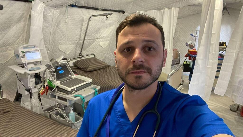 Доктор Михаэль Сегал, хирург Детской больницы "Шнайдер", работает в настоящее время в полевом госпитале в Украине 